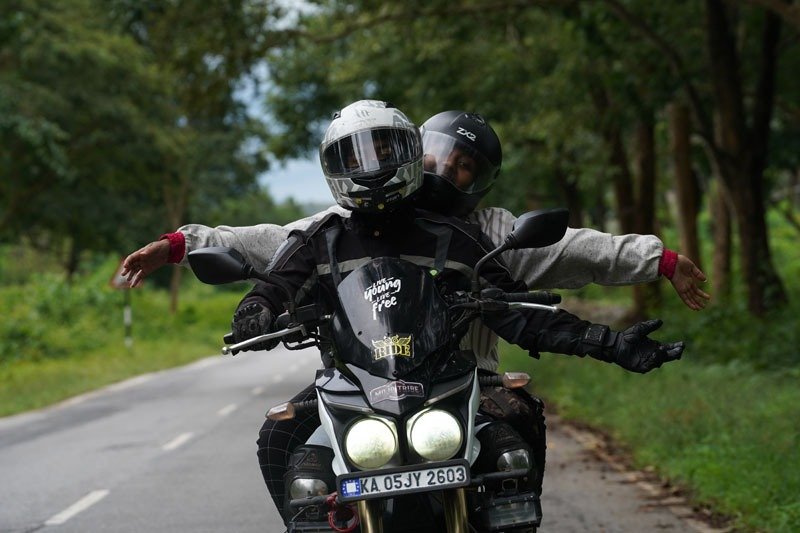 Nettoyer et protéger la visière de votre casque moto - #RoadbookScooteo