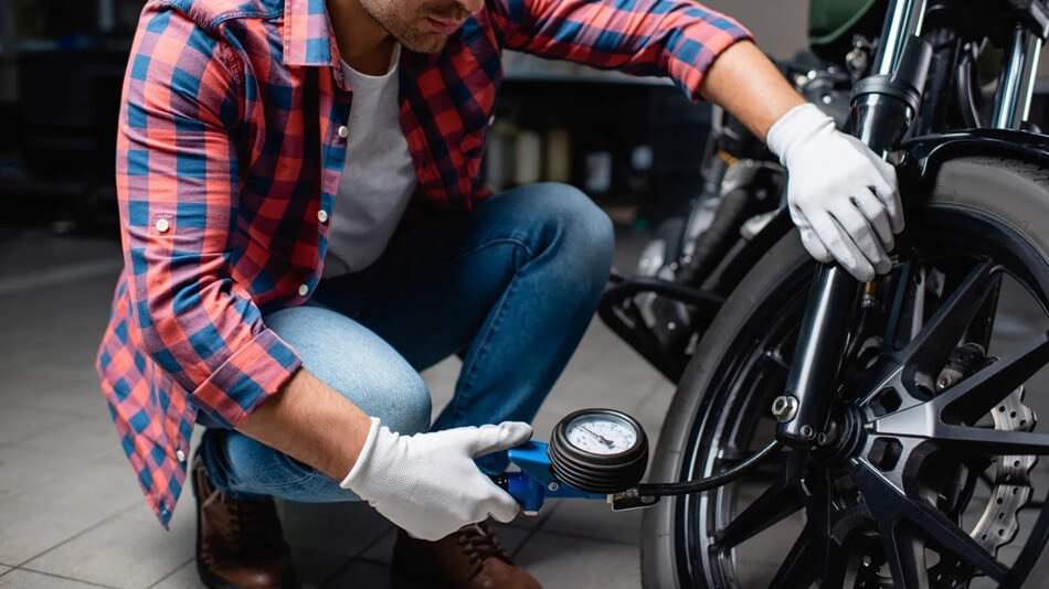 check and protect the motorcycle tire before winterize - checking tire pressure