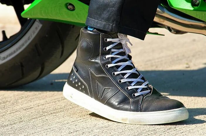 Short motorcycle boots